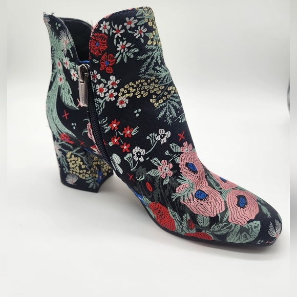 Vince Camuto Floral Fabric Embroidered Boots 6.5M - Picture 5 of 12